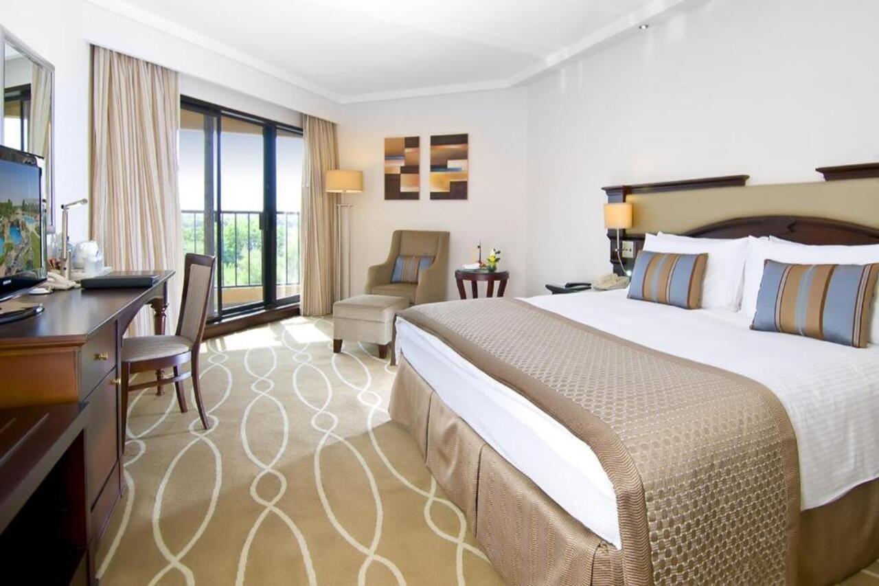 Danat Al Ain Resort Exterior photo A room at the Jumeirah Creekside