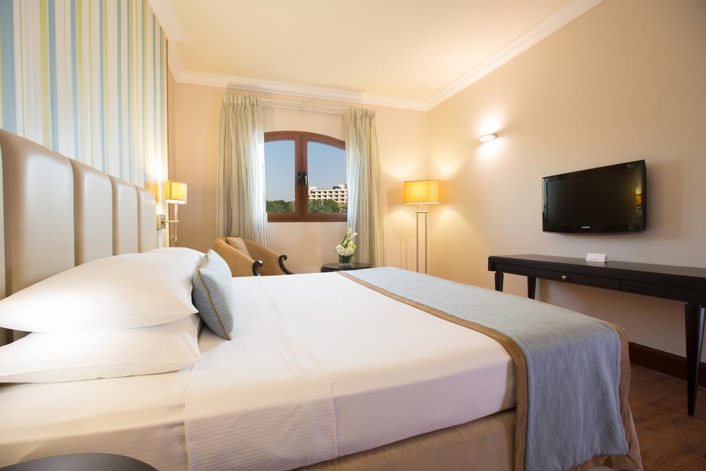 Danat Al Ain Resort Exterior photo A room at the hotel