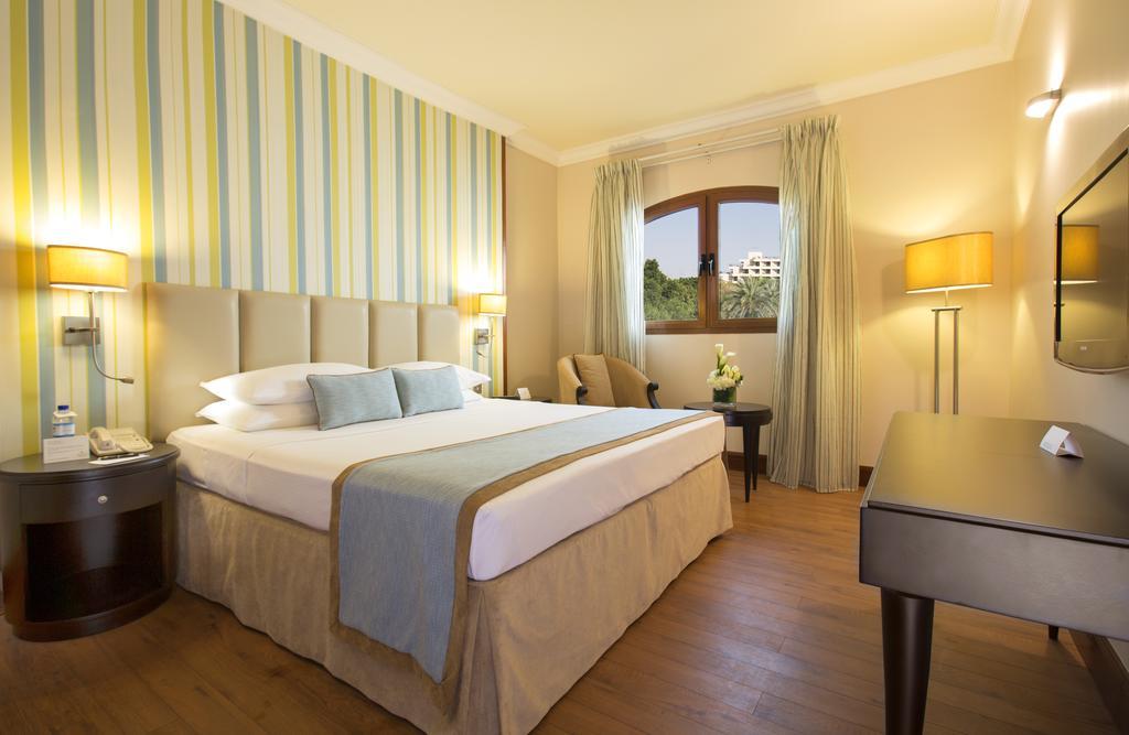Danat Al Ain Resort Exterior photo A room at the hotel