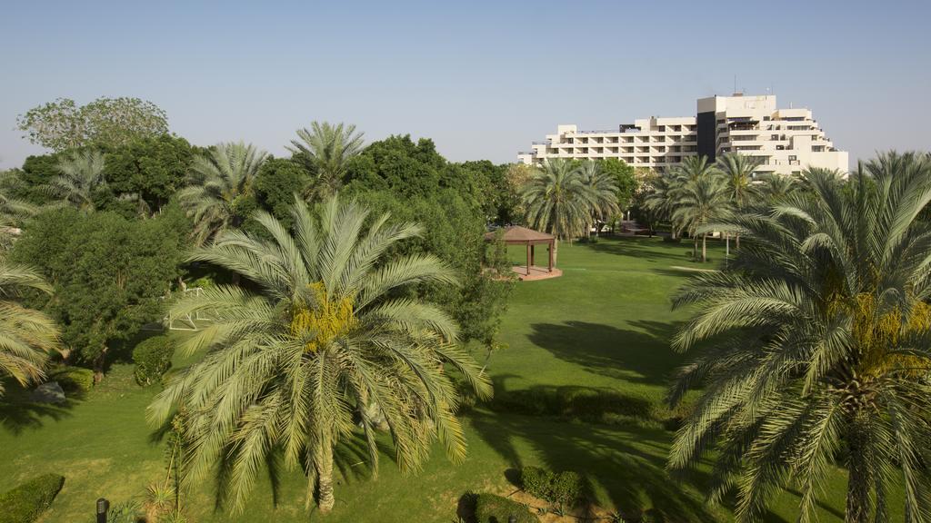 Danat Al Ain Resort Exterior photo The green of the 18th hole