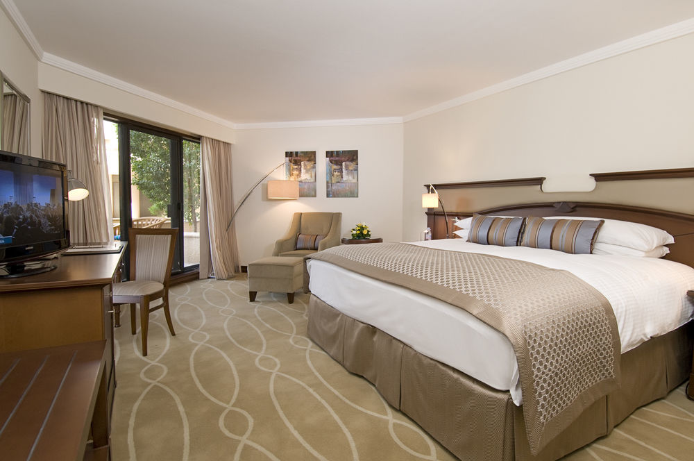 Danat Al Ain Resort Exterior photo A guest room at the Four Seasons Hotel